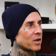Travis Barker revela o que acha sobre uso de IA na música Travis Barker revela o que acha sobre uso de IA na música