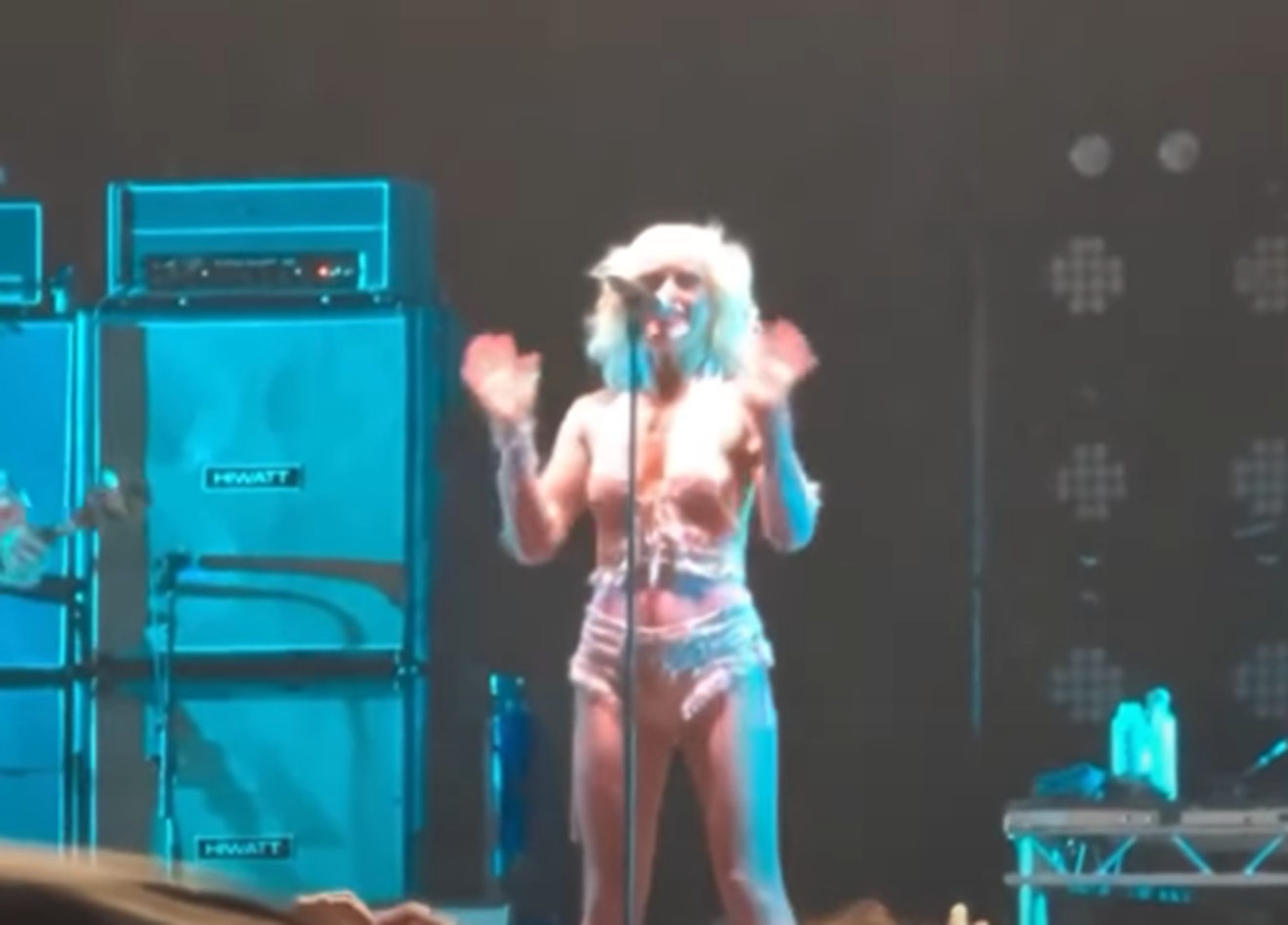 Amy, do Amyl And The Sniffers, se emociona ao celebrar Dolly Parton