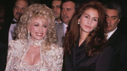 Dolly Parton (esquerda) e Julia Roberts (direita) juntas em um evento de lançamento de "Flores de Aço" em Nova York, em 1989 (Foto: Vinnie Zuffante/Getty Images)