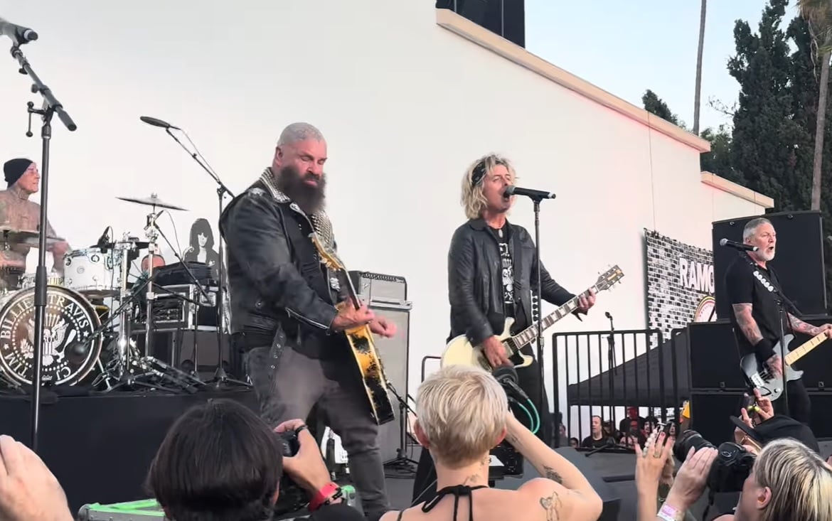 Membros do Green Day, blink-182 e Rancid se unem a CJ Ramone para comemorar os 50 anos do disco de estreia dos Ramones