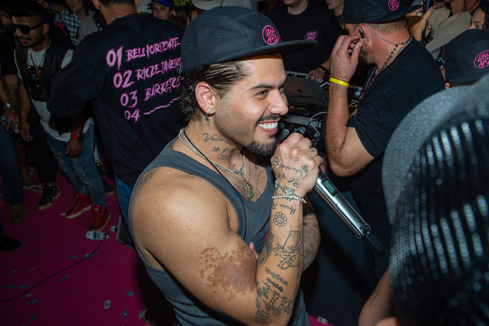 Zé Felipe dispara contra homem com foto de Virgínia e Vini Jr. em seu show: "Vai se fod**!" Zé Felipe dispara contra homem com foto de Virgínia e Vini Jr. em seu show: "Vai se fod**!"