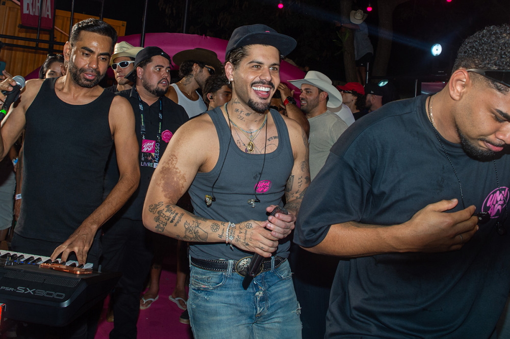 Zé Felipe dispara contra homem com foto de Virgínia e Vini Jr. em seu show: "Vai se fod**!" Zé Felipe dispara contra homem com foto de Virgínia e Vini Jr. em seu show: "Vai se fod**!"