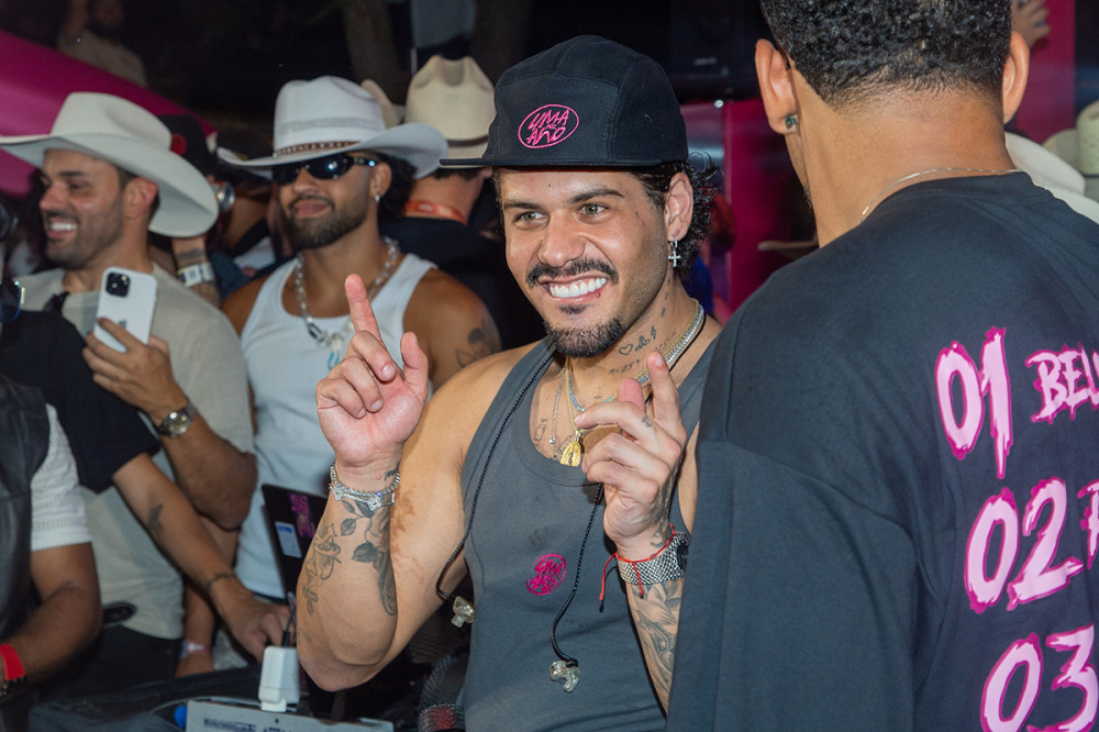 Zé Felipe dispara contra homem com foto de Virgínia e Vini Jr. em seu show: "Vai se fod**!" Zé Felipe dispara contra homem com foto de Virgínia e Vini Jr. em seu show: "Vai se fod**!"
