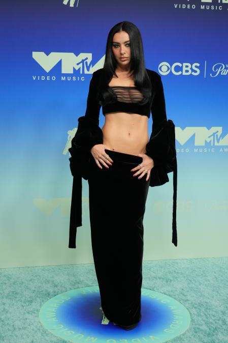 Charli XCX en la alfombra roja de los premios MTV VMAs 2026