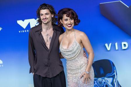 Mike Sabath y Raye en la alfombra roja de los premios MTV VMAs 2026
