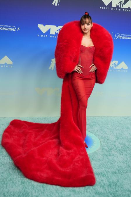 Lisa en la alfombra roja de los premios MTV VMAs 2026
