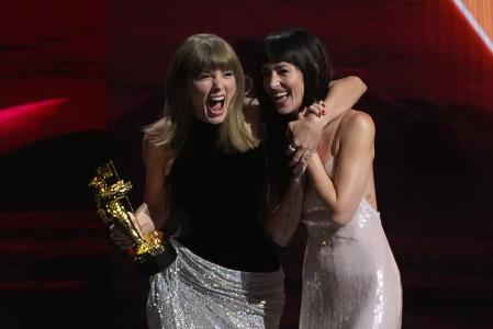 Taylor Swift y Dakota Johnson en el escenario de los MTV VMAs 2026