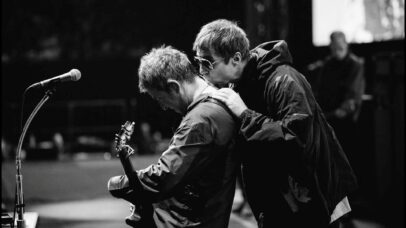 Liam e Noel Gallagher em 'Oasis: Don't Look Back In Anger' (2026)
