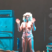 Amy, do Amyl And The Sniffers, se emociona ao celebrar Dolly Parton Amy, do Amyl And The Sniffers, se emociona ao celebrar Dolly Parton