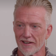 Josh Homme discute o constrangimento de quem pega o violão em festas