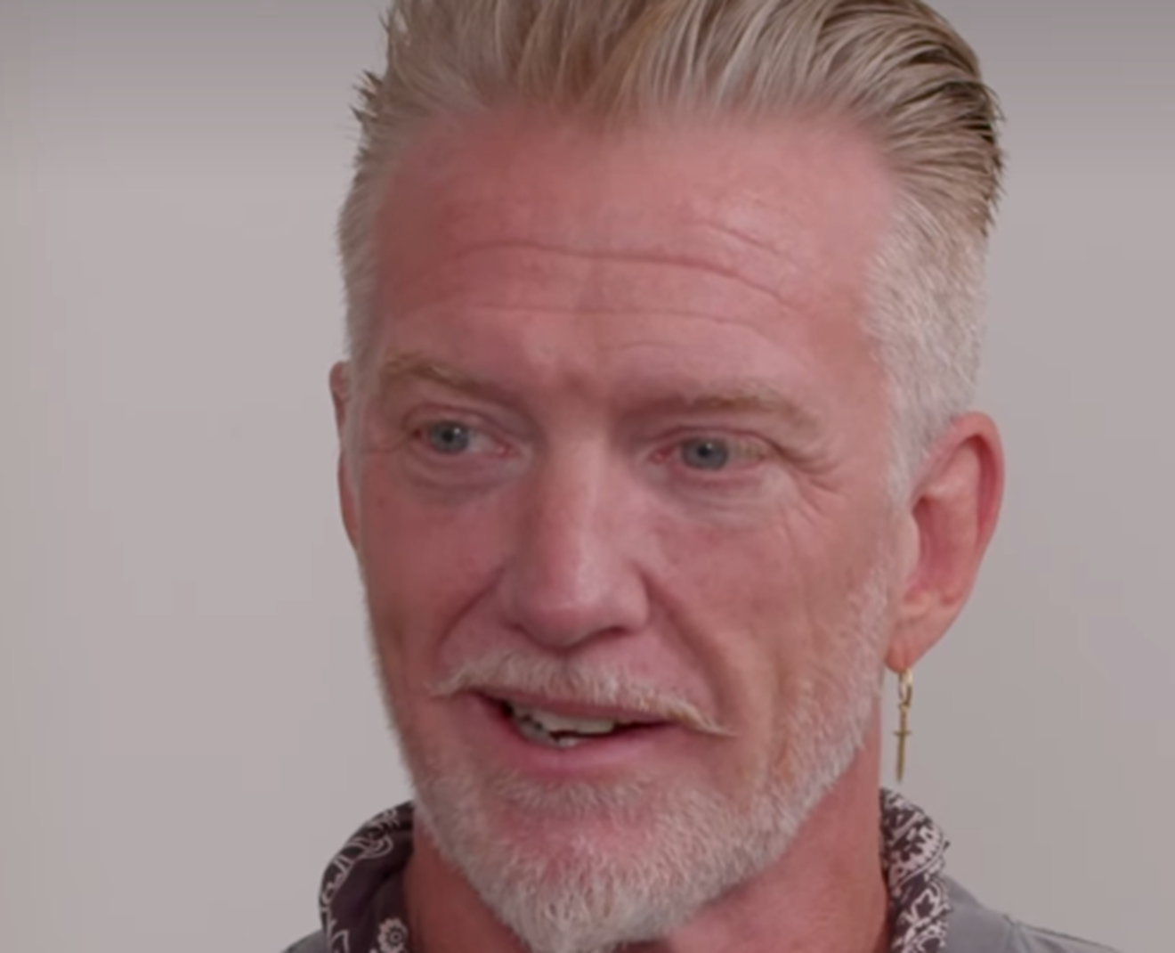 Josh Homme discute o constrangimento de quem pega o violão em festas