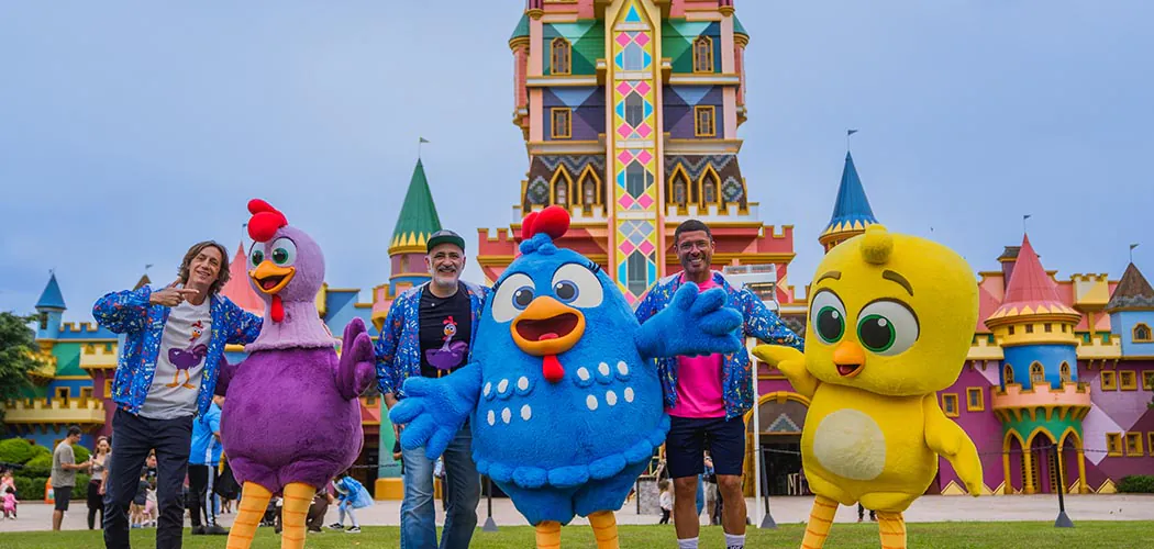 Galinha Pintadinha sai das telas e ganha vila temática no Beto Carrero World