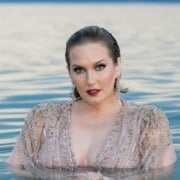 Julie Neff mergulha no amor e na incerteza em clipe gravado na Croácia Julie Neff mergulha no amor e na incerteza em clipe gravado na Croácia
