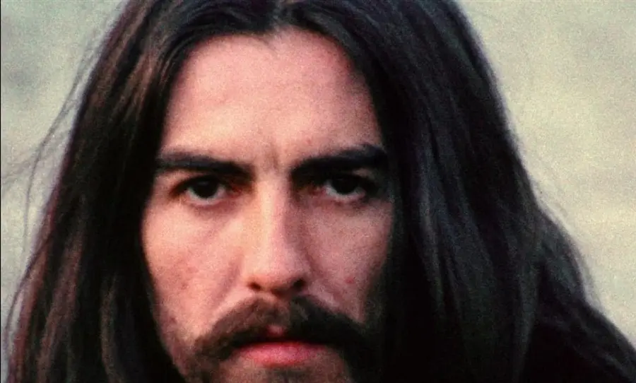 George Harrison, dos Beatles, no clipe de "Something" George Harrison, dos Beatles, no clipe de "Something"