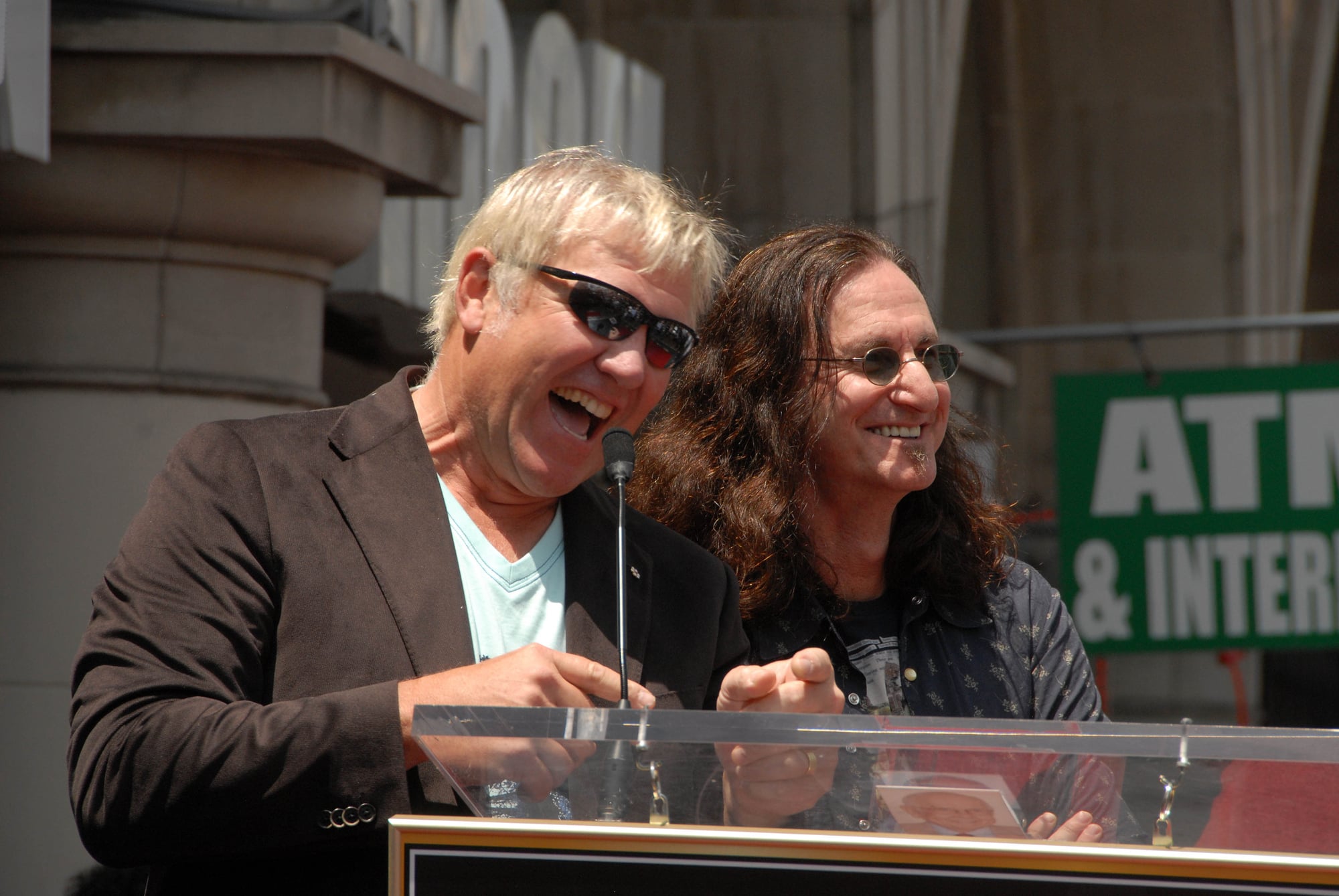 Alex Lifeson e Geddy Lee na cerimônia da Calçada da Fama