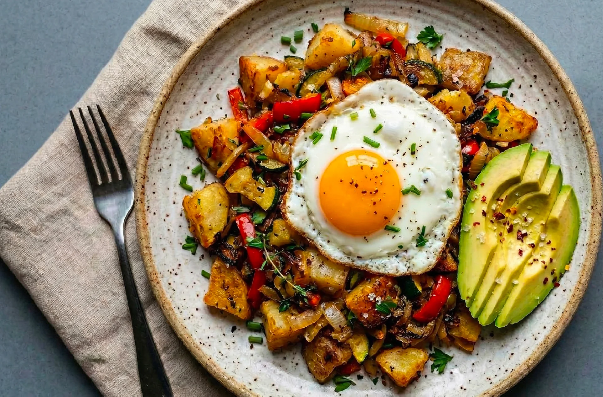 Ecuador — Huevo con ‘hash’ de papa y vegetales: una receta crujiente y llena de sabor