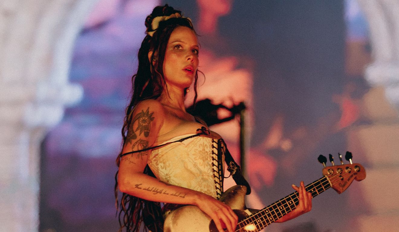 Após ida ao hospital com infecção facial, Halsey confirma show no Rock in Rio