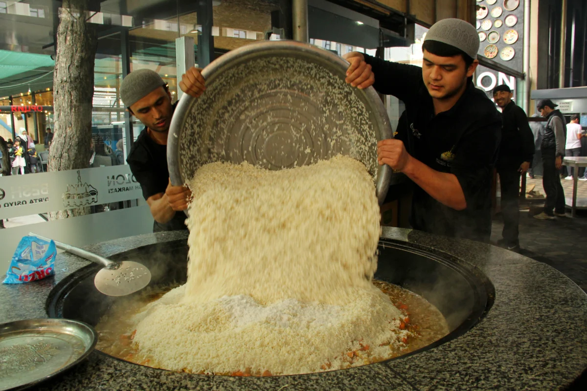 Plov Uzbeque: O que é e Como Fazer o Arroz com Carne Plov Uzbeque: O que é e Como Fazer o Arroz com Carne