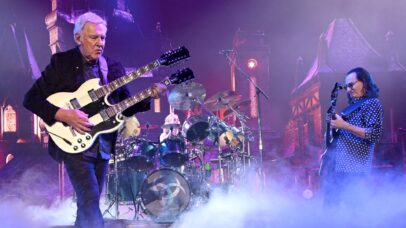 Alex Lifeson, Anika Nilles e Geddy Lee durante show do Rush em 2026 (Foto: Michael Tullberg / Getty Images)