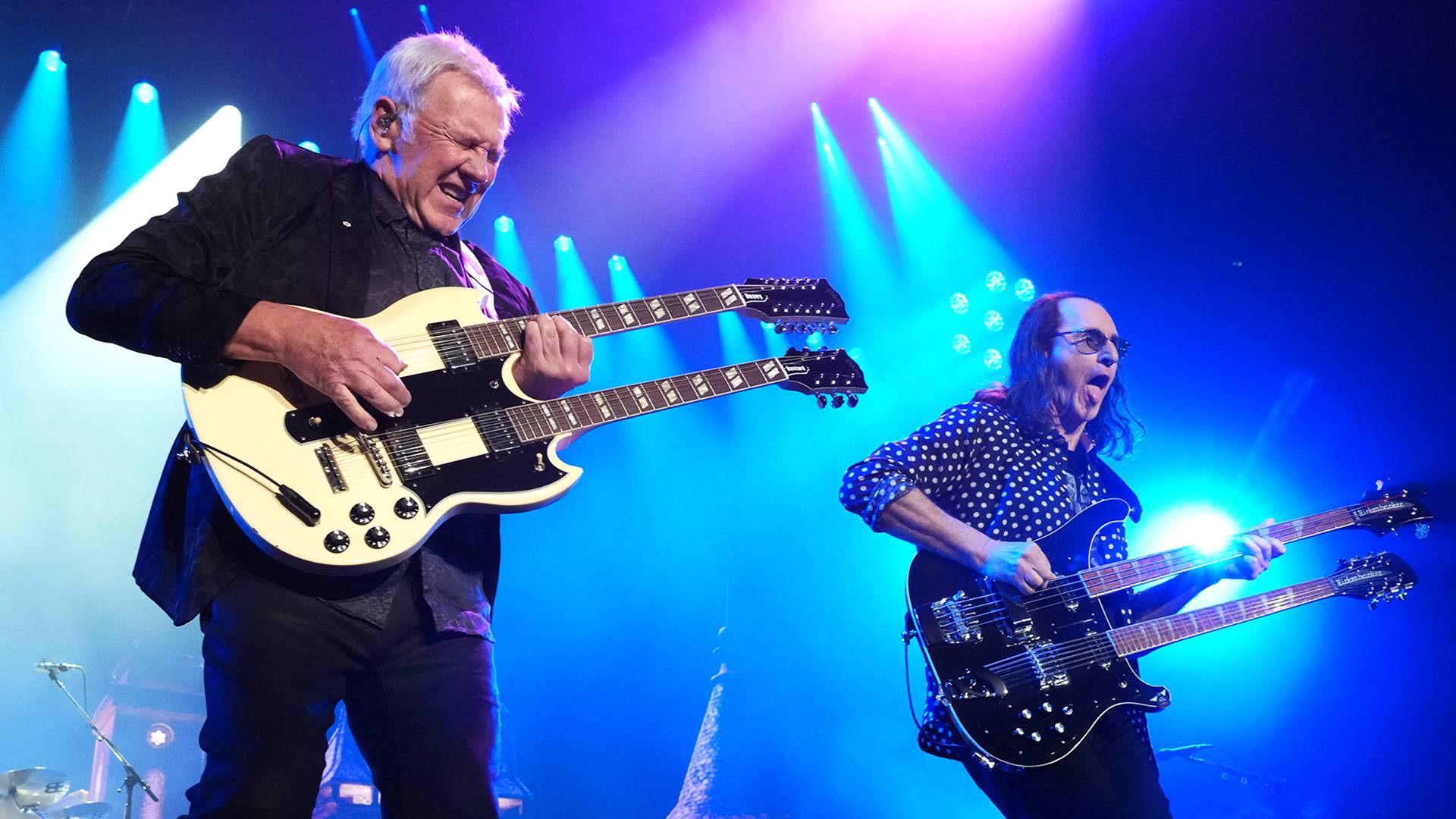 Alex Lifeson e Geddy Lee durante show do Rush em 2026 (Foto: Scott Strazzante / Los Angeles Times via Getty Images)