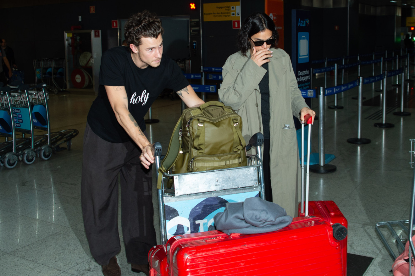 Shawn Mendes e Bruna Marquezine desembarcam no Brasil às vésperas do aniversário de namoro