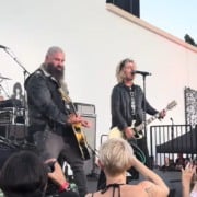 Membros do Green Day, blink-182 e Rancid se unem a CJ Ramone para comemorar os 50 anos do disco de estreia dos Ramones Membros do Green Day, blink-182 e Rancid se unem a CJ Ramone para comemorar os 50 anos do disco de estreia dos Ramones