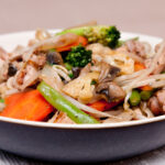 Tiene pollo y vegetales: conviértalos en un fácil ‘chop suey’ casero