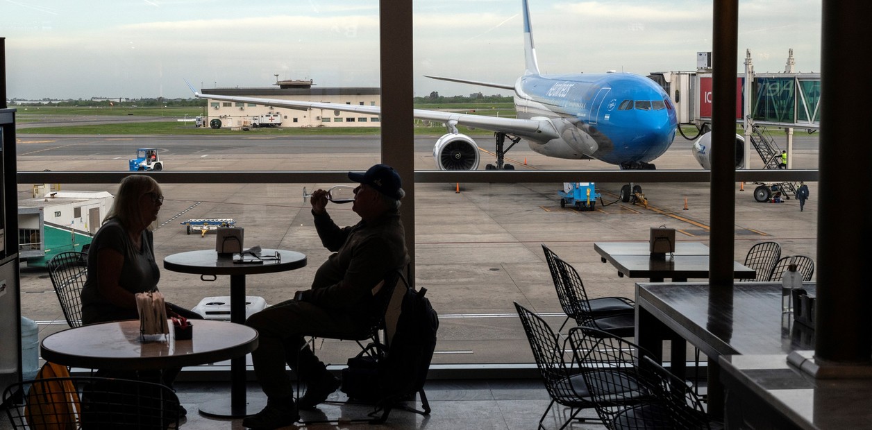 Argentina: la caída de los viajes al exterior podría reducir la salida de dólares por turismo
