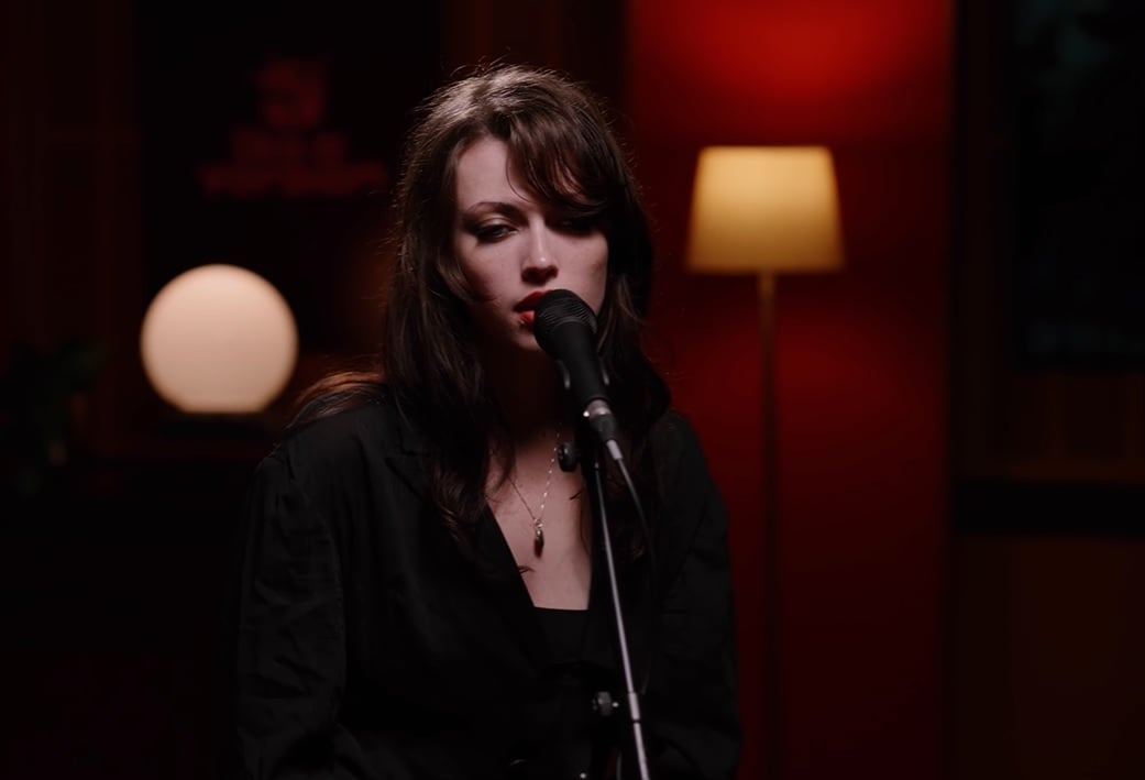 Violet Grohl apresenta versão intimista de