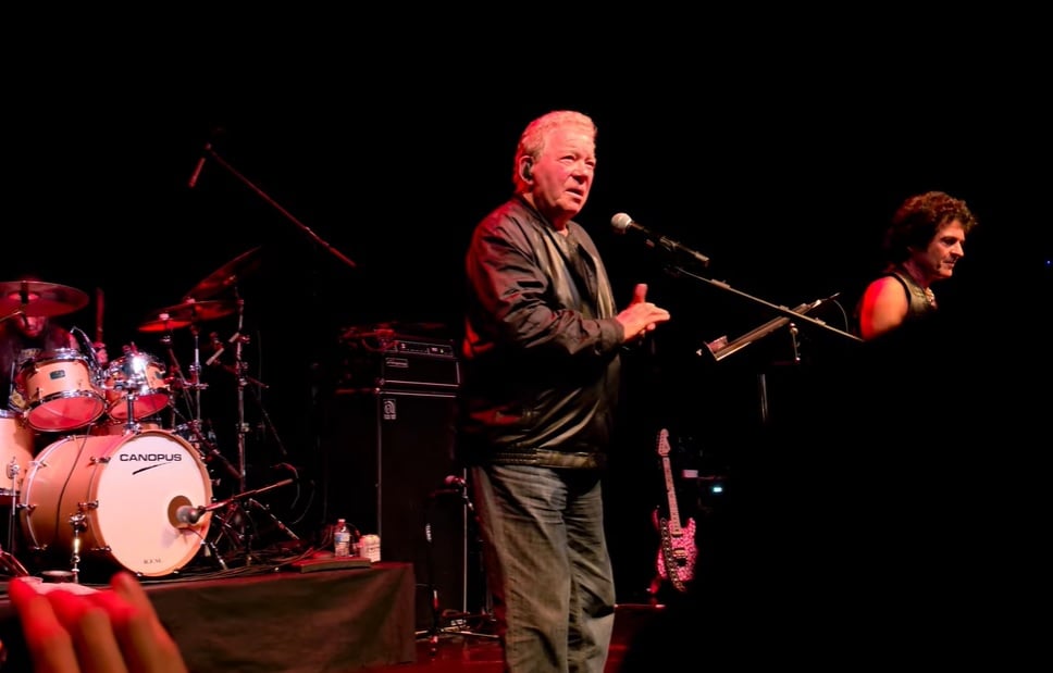 William Shatner faz covers de Metallica, Ozzy Osbourne e Motörhead em seu primeiro show de Metal; veja
