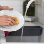 Airbnb proíbe a exigência de lavar a louça e retirar o lixo