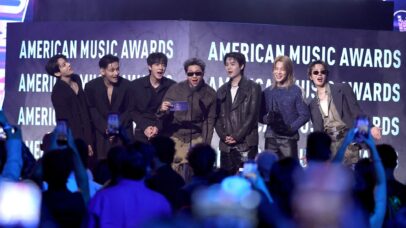 Jungkook, V, Jin, RM, Suga, Jimin e J-Hope na cerimônia do American Music Awards (AMA) 2026 (Foto: Ethan Miller/Getty Images)