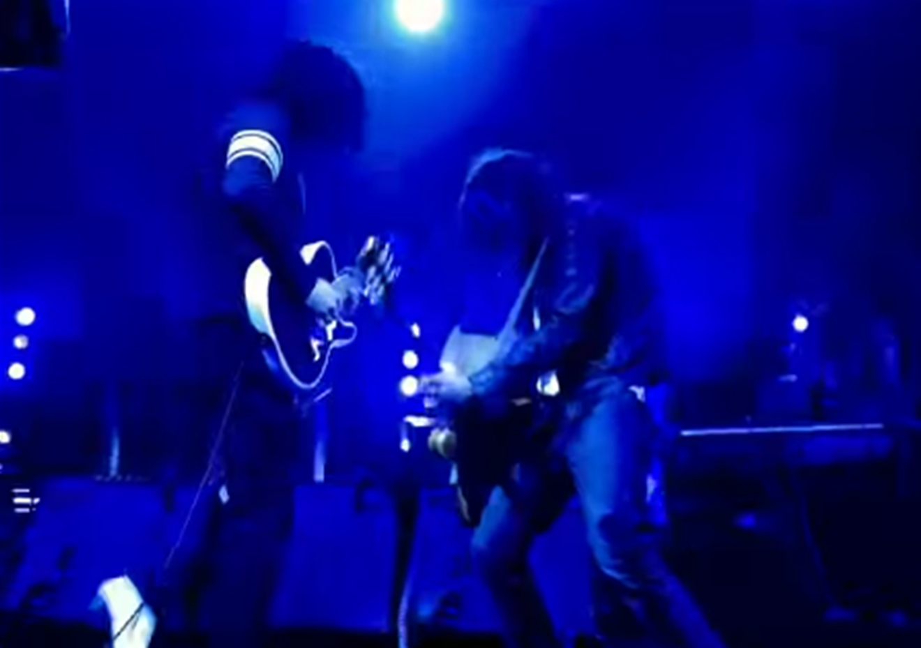 Jack White e Nick Valensi unem forças em jam para lá de roqueira