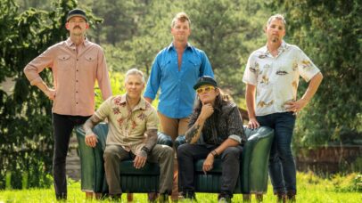 O grupo The Infamous Stringdusters comemora 20 anos de dedicação ao seu estilo de bluegrass no novo álbum '20/20' (Foto: Daniel Milchev)