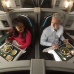 Alaska Airlines y Hawaiian Airlines con nuevos menús y programa de vinos premium