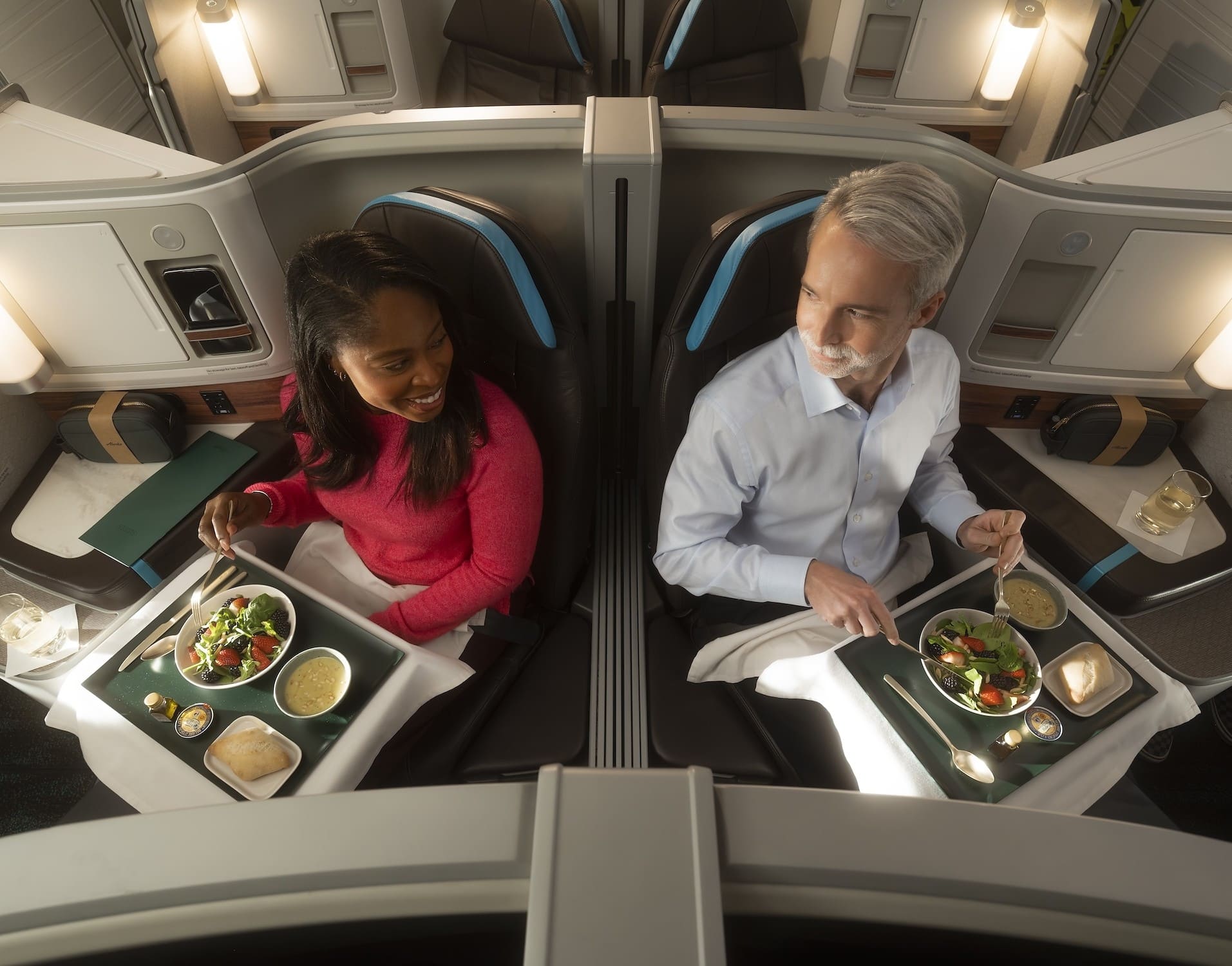 Alaska Airlines y Hawaiian Airlines con nuevos menús y programa de vinos premium