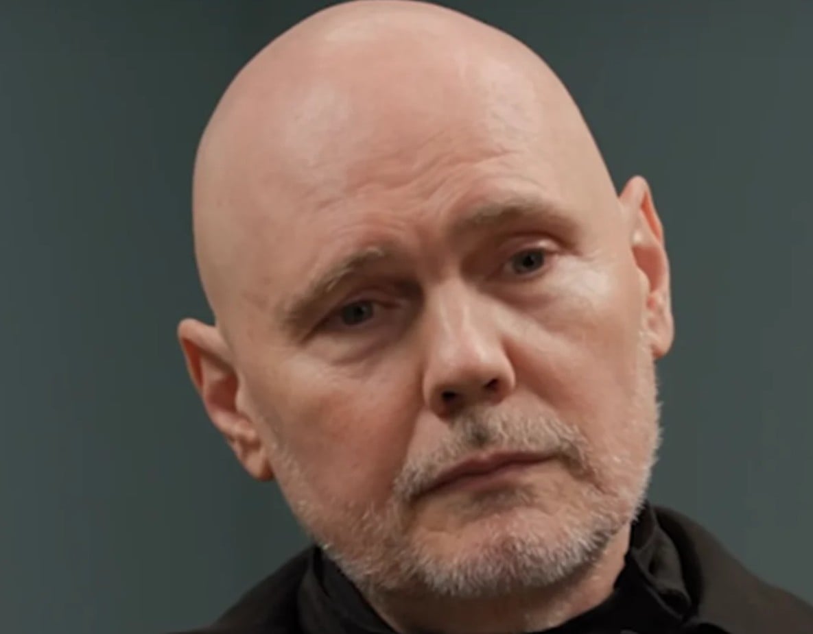 Billy Corgan diz que diferença de 26 anos em seu casamento é uma vantagem