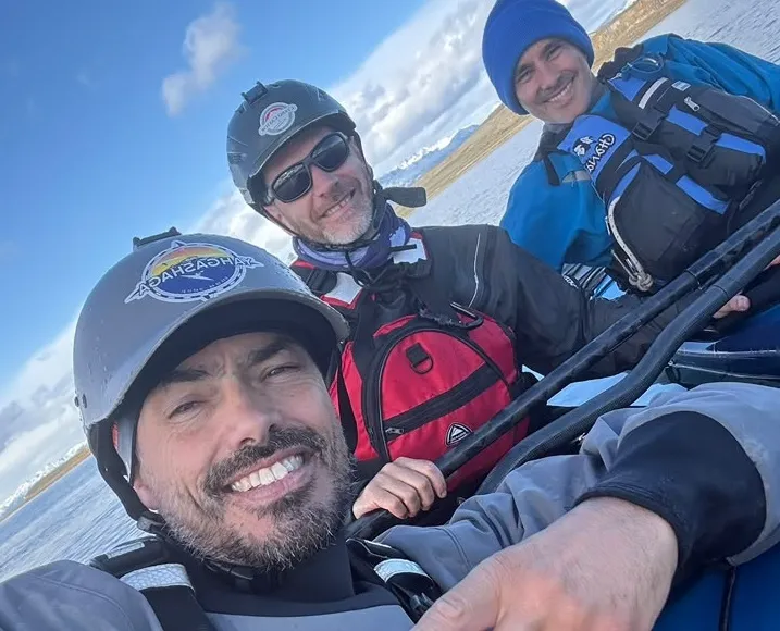 Argentina — Tres kayakistas se preparan para cruzar el Círculo Polar Antártico en una expedición solidaria