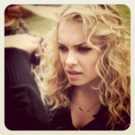 Chay Suede desarquiva fotos de Lua Blanco no Instagram após morte da artista