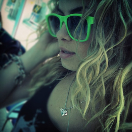 Chay Suede desarquiva fotos de Lua Blanco no Instagram após morte da artista