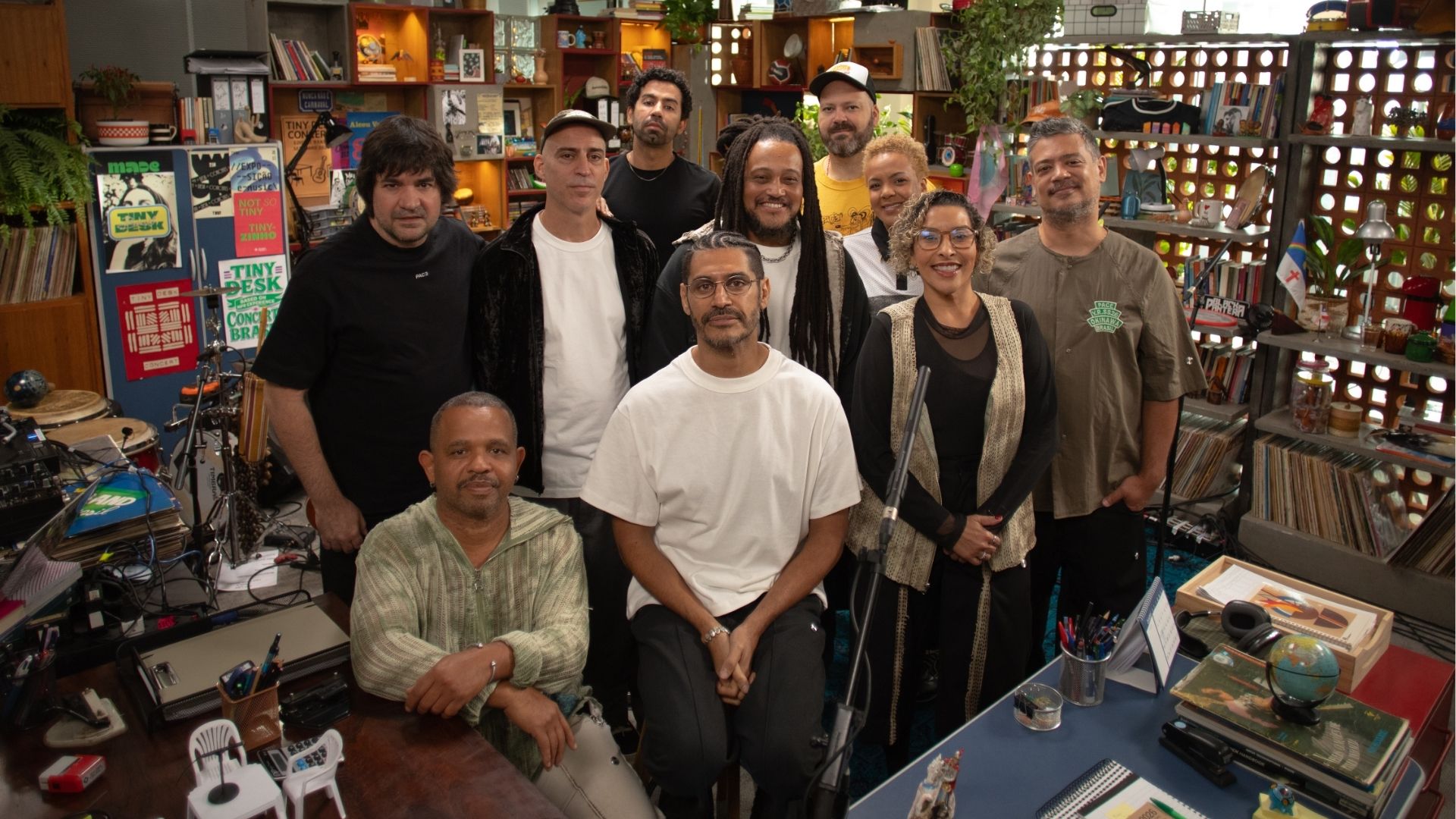 Criolo e banda no Tiny Desk Brasil