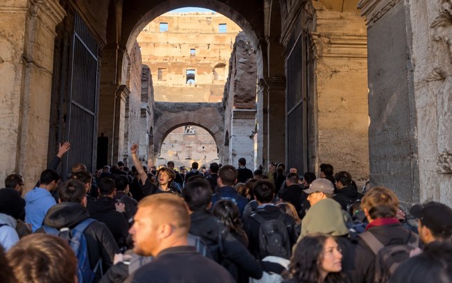 Manifestantes invadem o Coliseu de Roma, na Itália, neste sábado