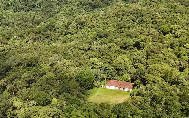Vídeo: drone encontra casarão isolado no meio da Serra do Mar