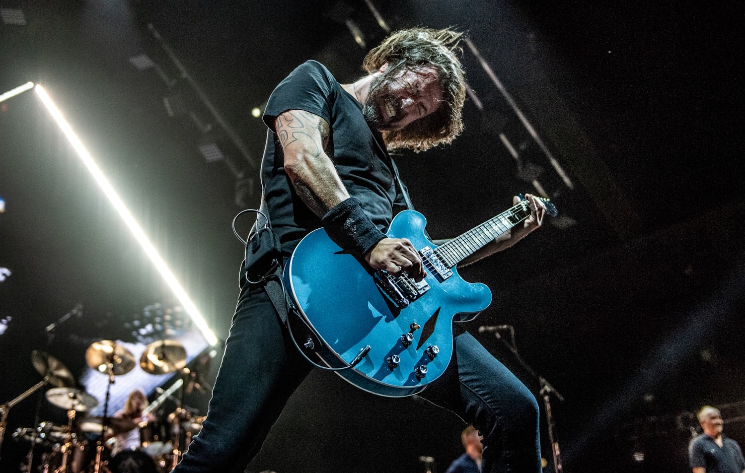 Dave Grohl tocando guitarra em show do Foo Fighters em Nova York