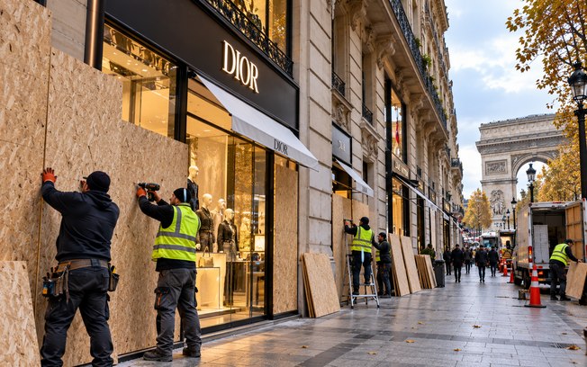 Paris coloca tapumes em lojas antes de novo protesto neste sábado