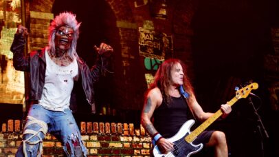 Steve Harris e o mascote Eddie durante show do Iron Maiden em 2025 (Foto: Shirlaine Forrest / WireImage via Getty Images)