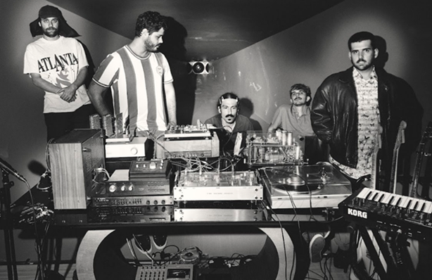 Banda de indie rock Jovem Dionísio toca no Cine Jóia, em SP Banda de indie rock Jovem Dionísio toca no Cine Jóia, em SP