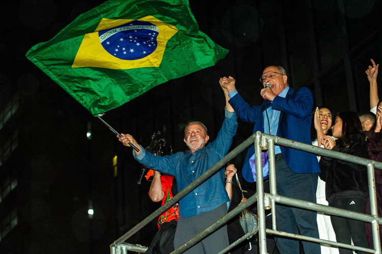 Jão, Emicida e Jota.pê comemoram reeleição de Lula na Avenida Paulista