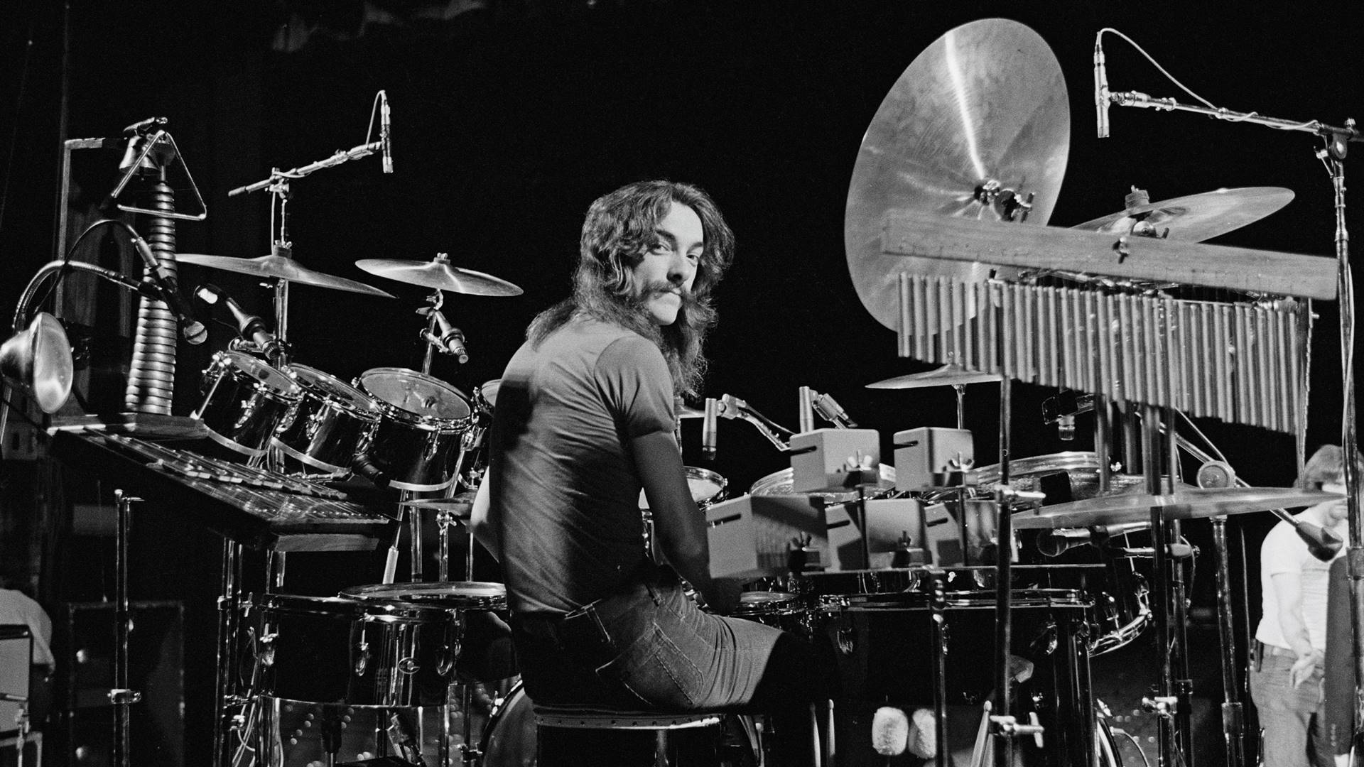 Neil Peart, baterista do Rush, em 1977 (Foto: Fin Costello / Redferns via Getty Images)