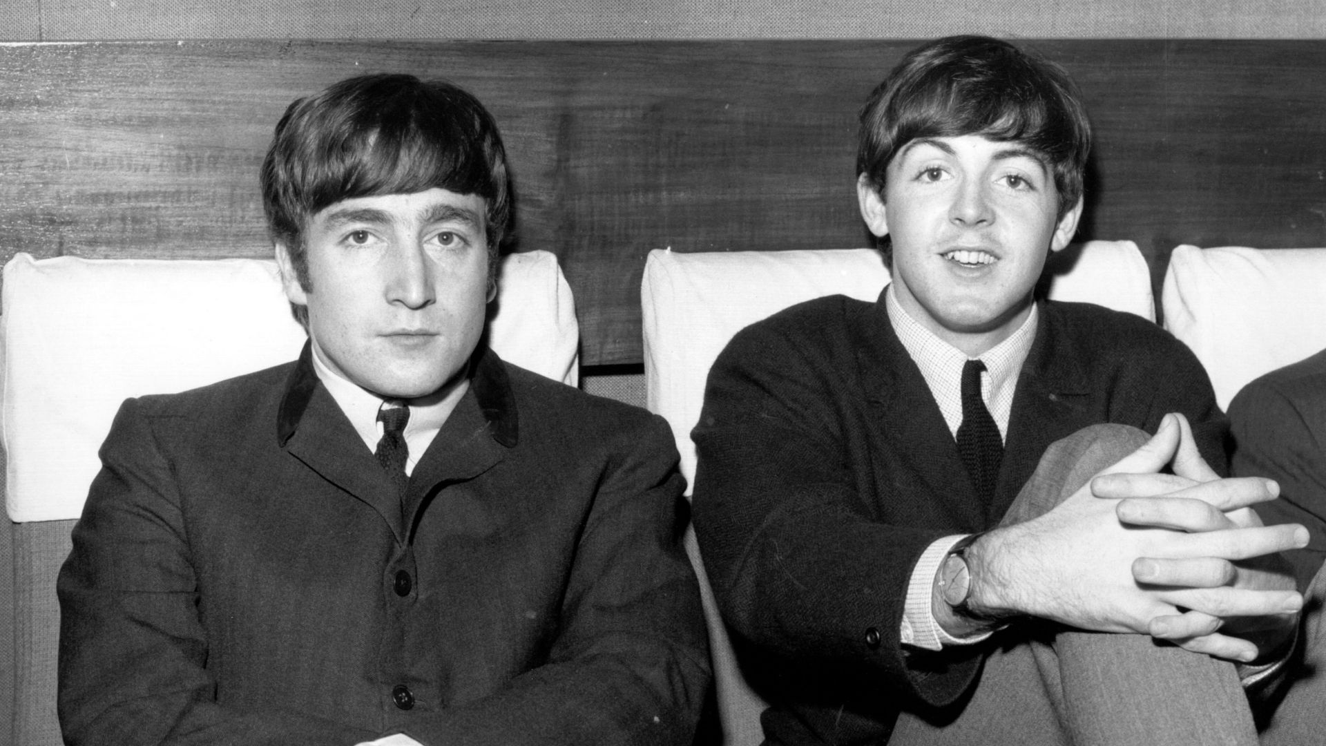 John Lennon e Paul McCartney, dos Beatles, em 1963 - Foto: Fox Photos / Getty Images